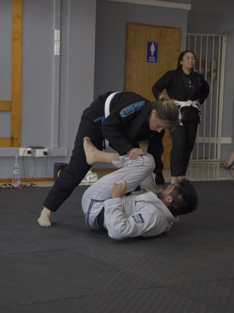 Alumnos practicando técnica en Hawk