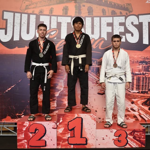Alumnos de Hawk con sus medallas